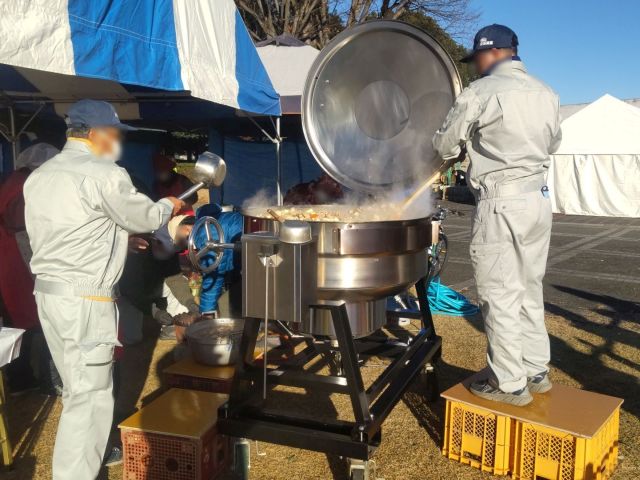 ガス回転釜で豚汁作ってます。